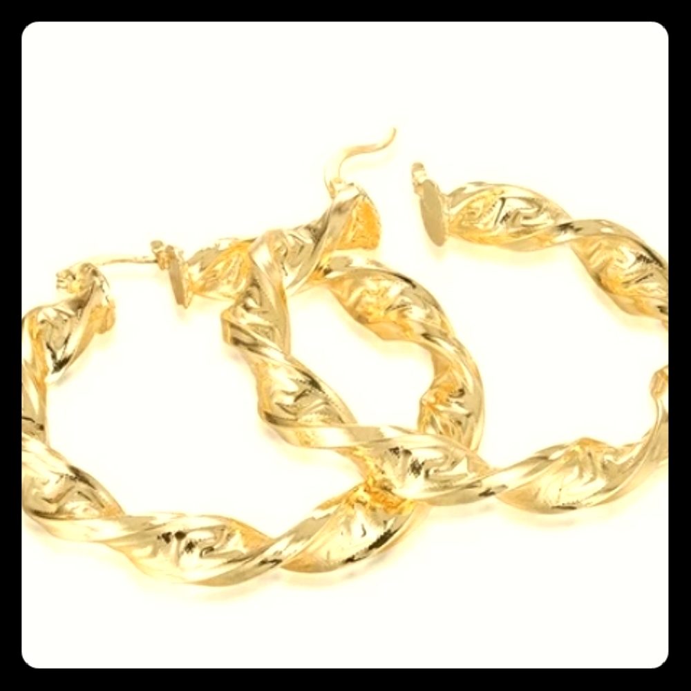 Super Cute Gold twist hoops. 5 sizes